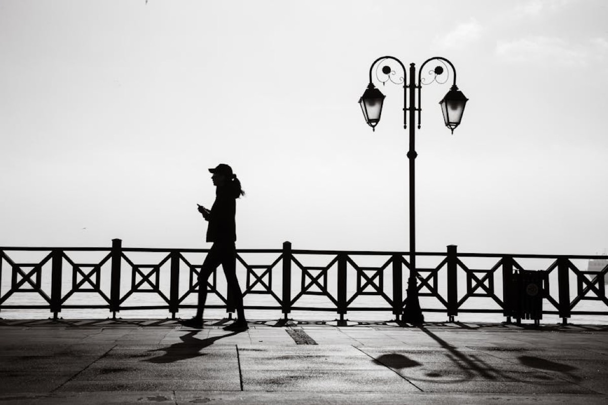 Femme marchant dehors, vue de dos, silhouette naturelle