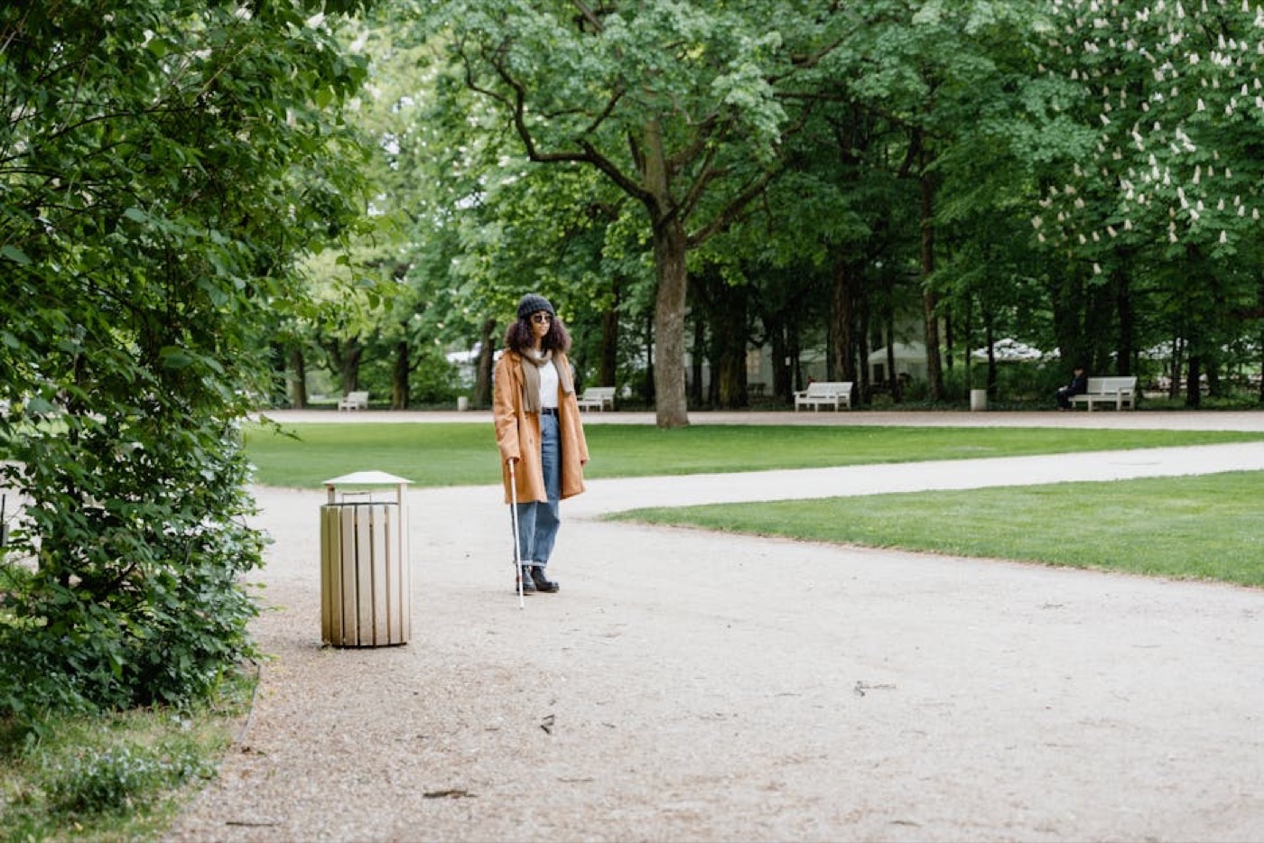 Femme qui marche en plein air