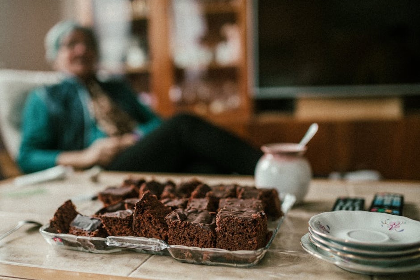 Carrés de chocolat sur une table en bois clair