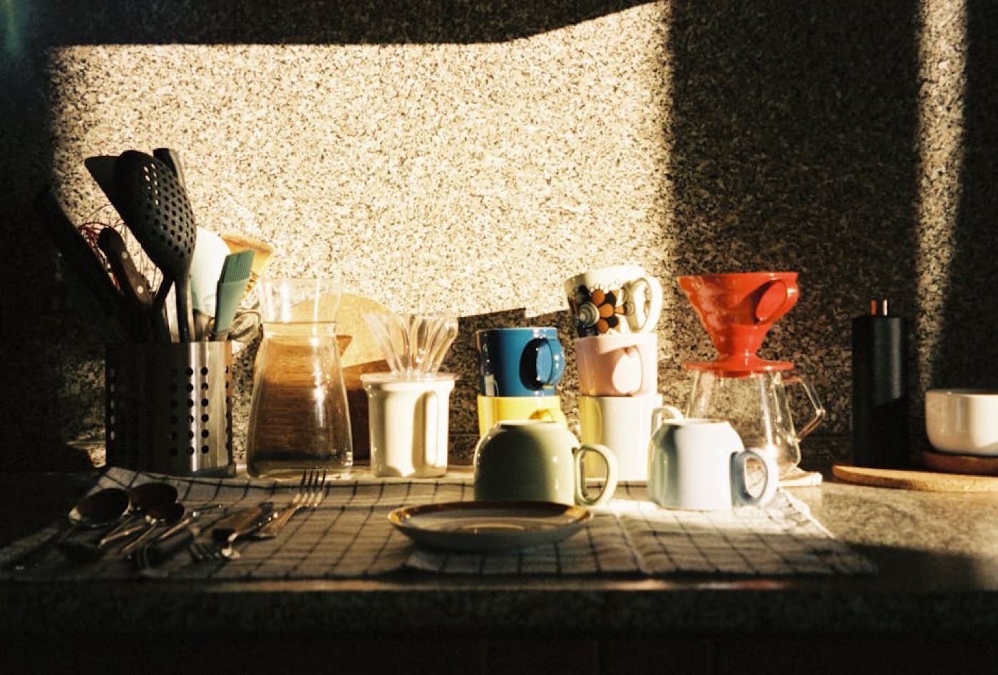 Une cuisine au petit matin avec une tasse vide